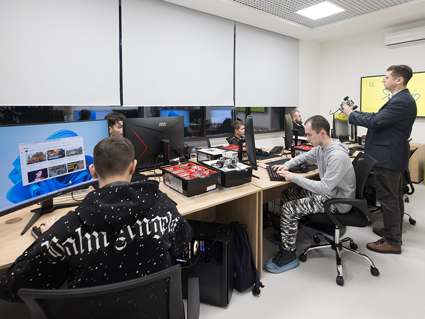 Казанцам перечислили школы, в которых введут уроки управления БПЛА