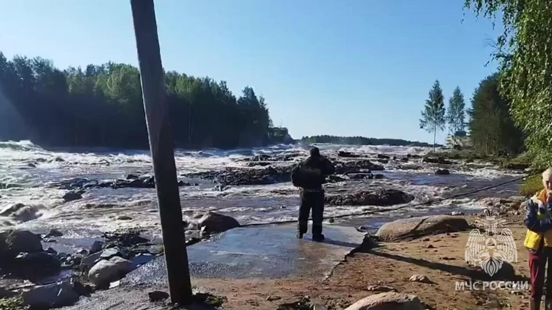 В Карелии девять человек пострадали от обрушения дамбы