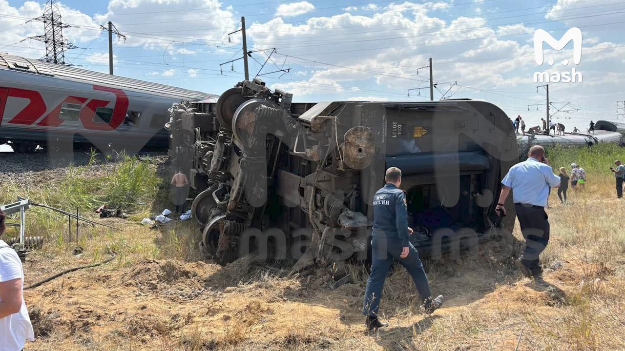 В больницу после столкновения поезда с КАМАЗом доставили 20 человек