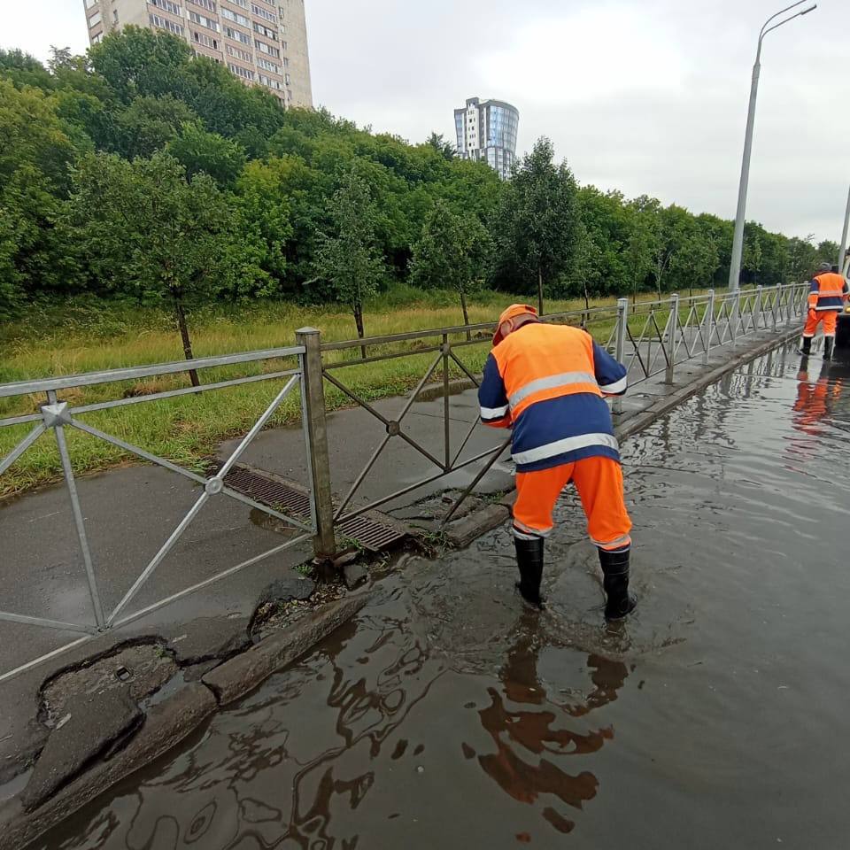 В Казани дорожники устраняют последствия сильного ливня