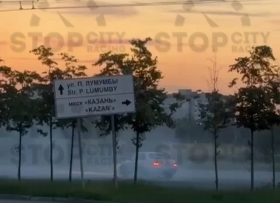 На парковке Казанского ипподрома заметили дрифтующего автомобилиста