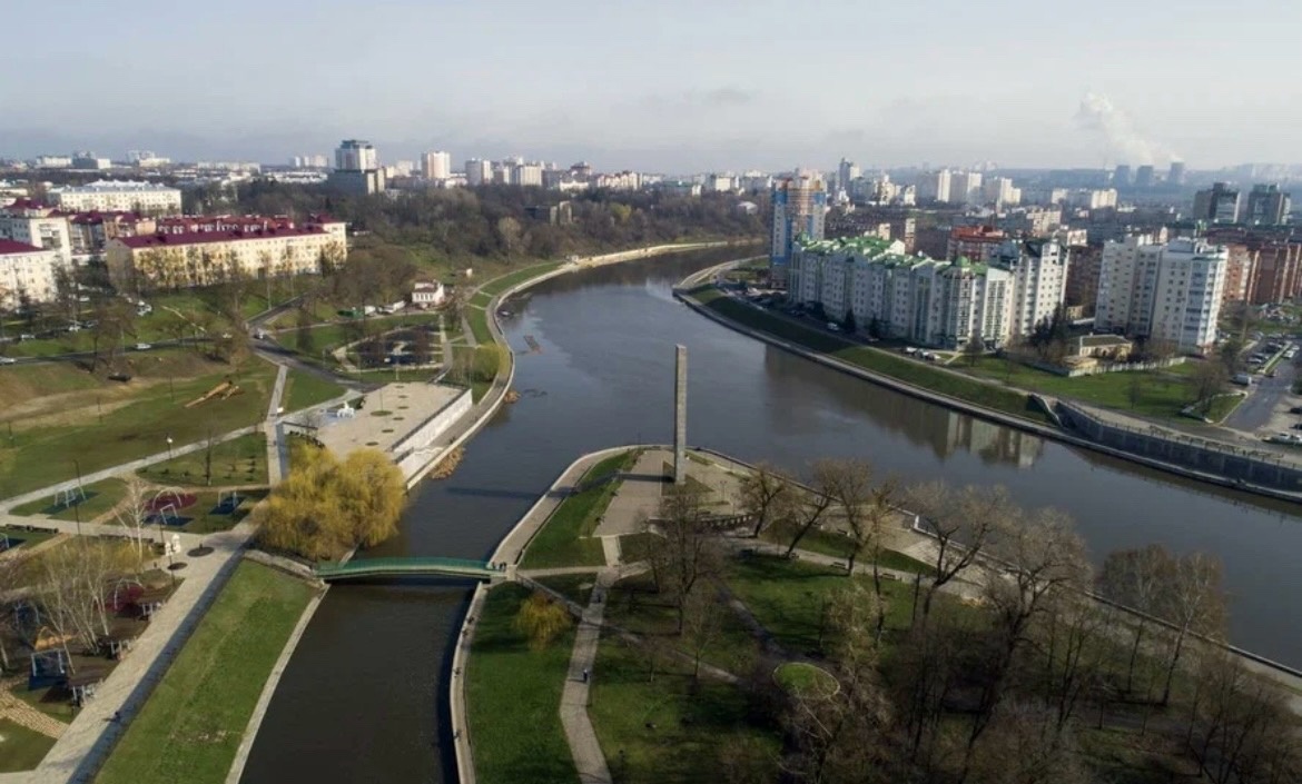 Украинский беспилотник врезался в многоэтажку под Орлом