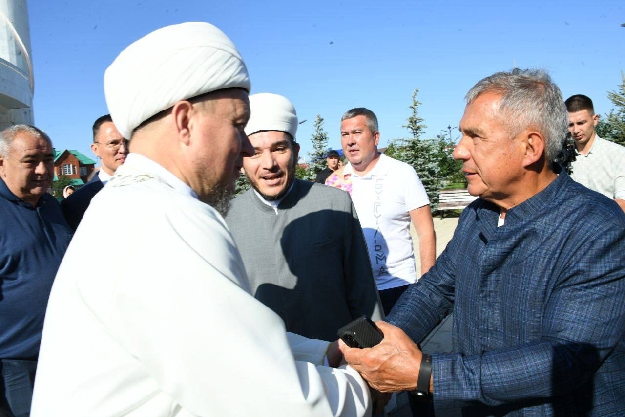 Минниханов посетил мечеть «Гәуһәр» в Бугульминском районе