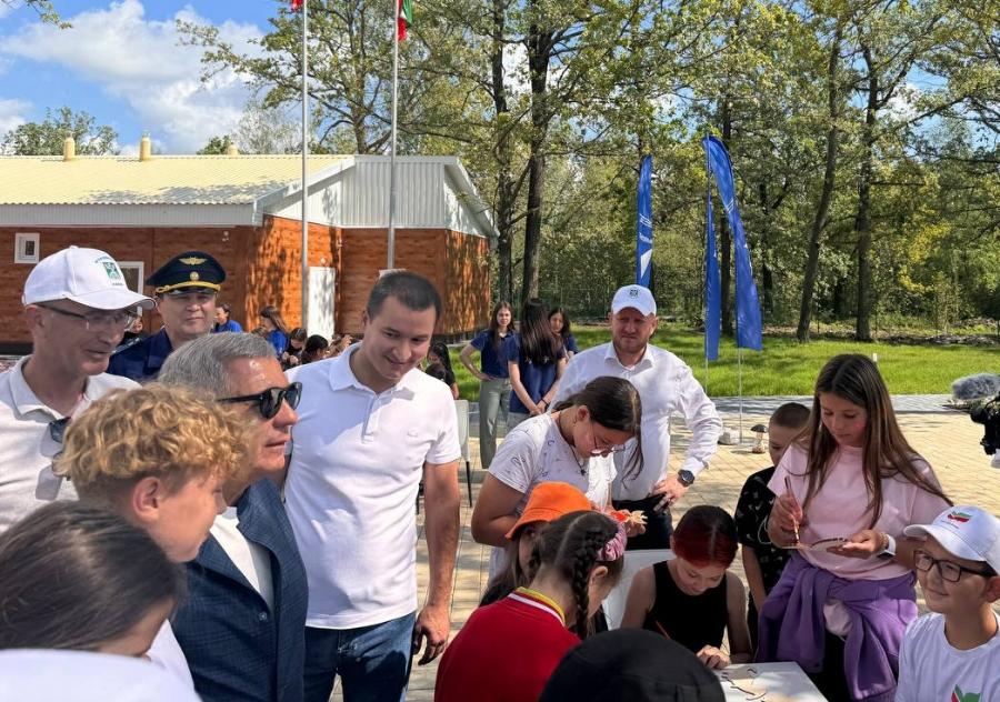 Минниханов встретился с воспитанниками детского лагеря «Дубравушка» в Татарстане