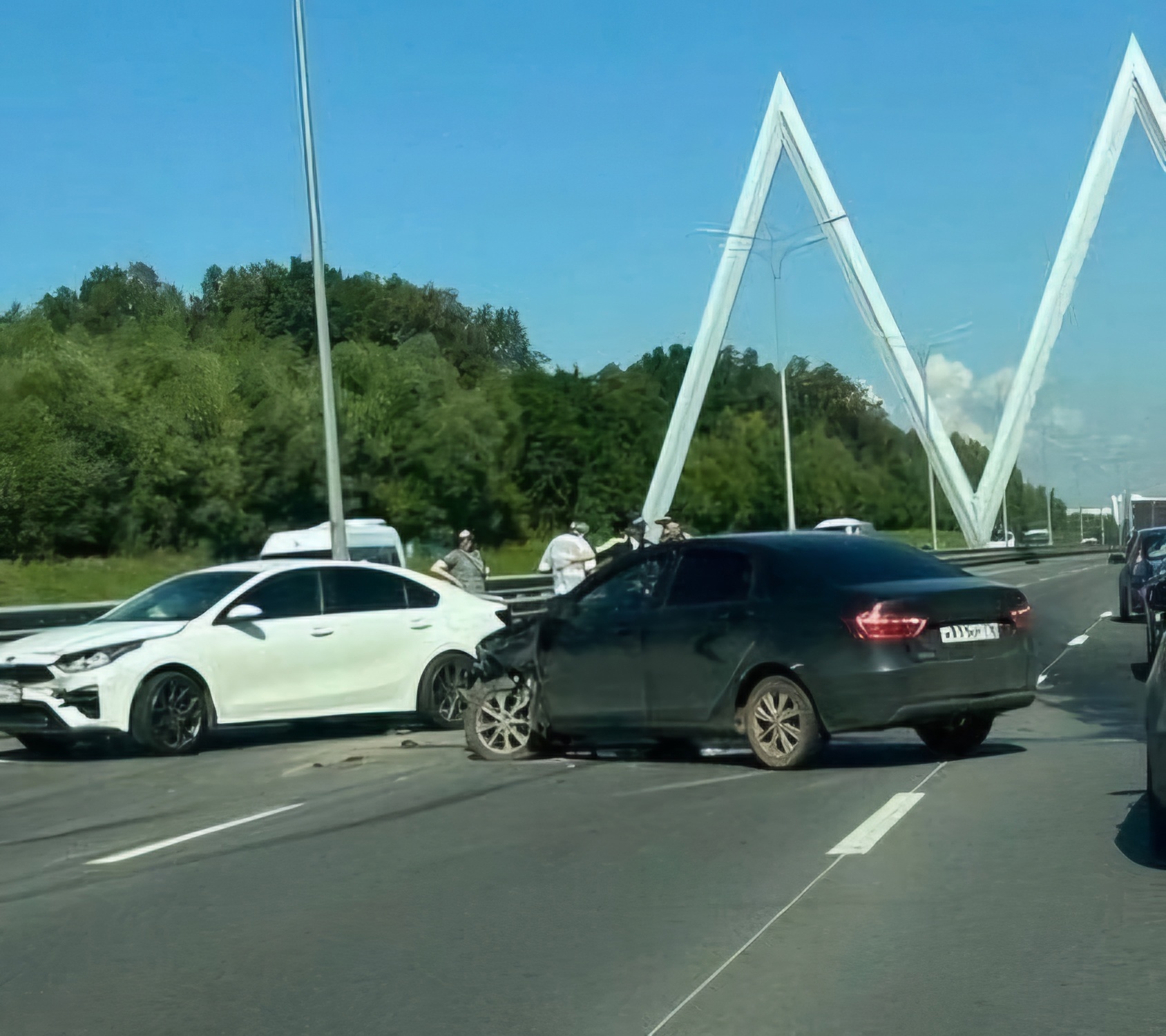 Оренбургский тракт в Казани встал из-за ДТП с LADA Vesta и  Kia Cerato