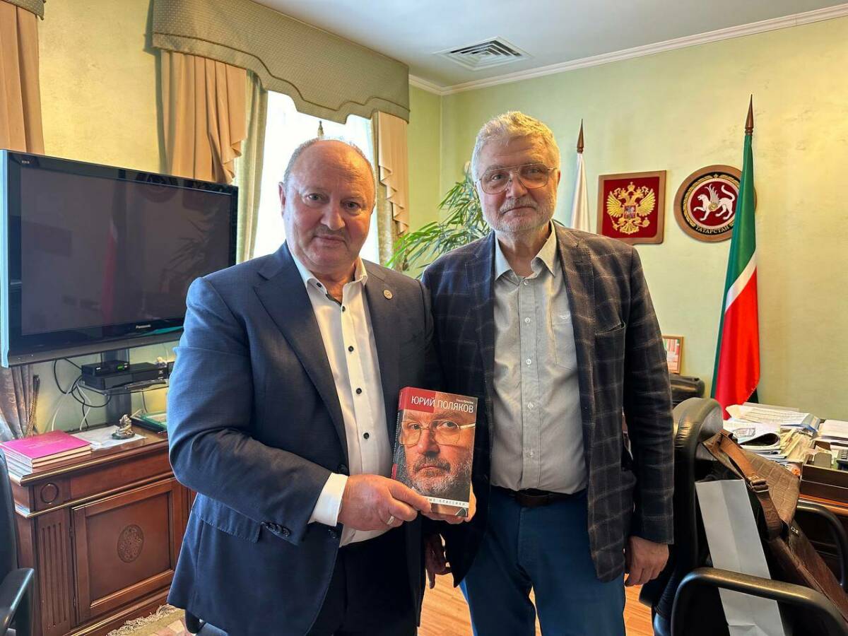 Полпред Татарстана наградил писателя Полякова медалью генерала Гареева