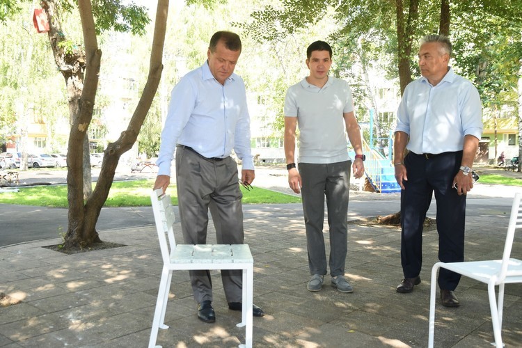 Метшин поддержал сбор пластика для переработки в уличную мебель