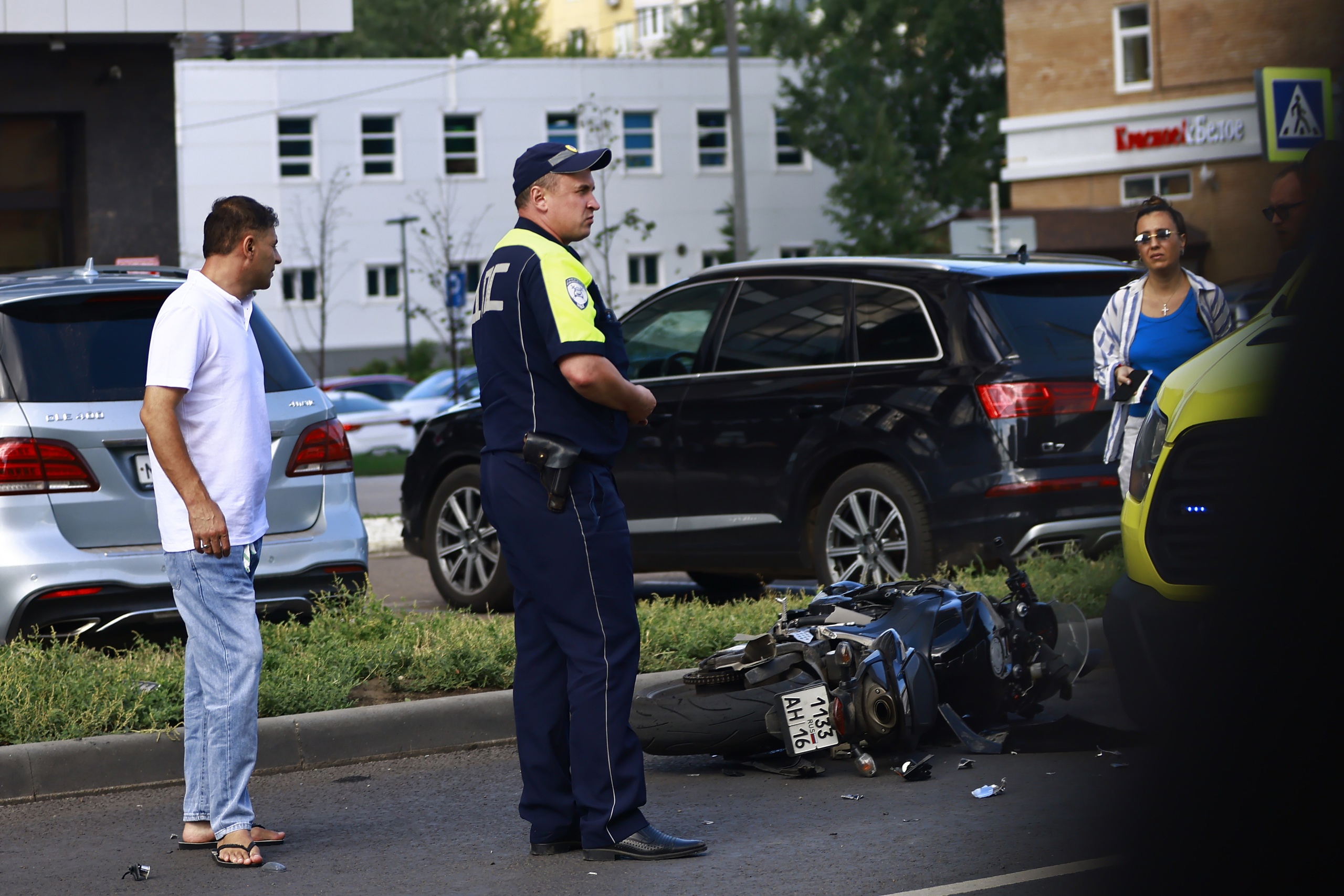 Мотоциклист врезался в авто на Чистопольской в Казани