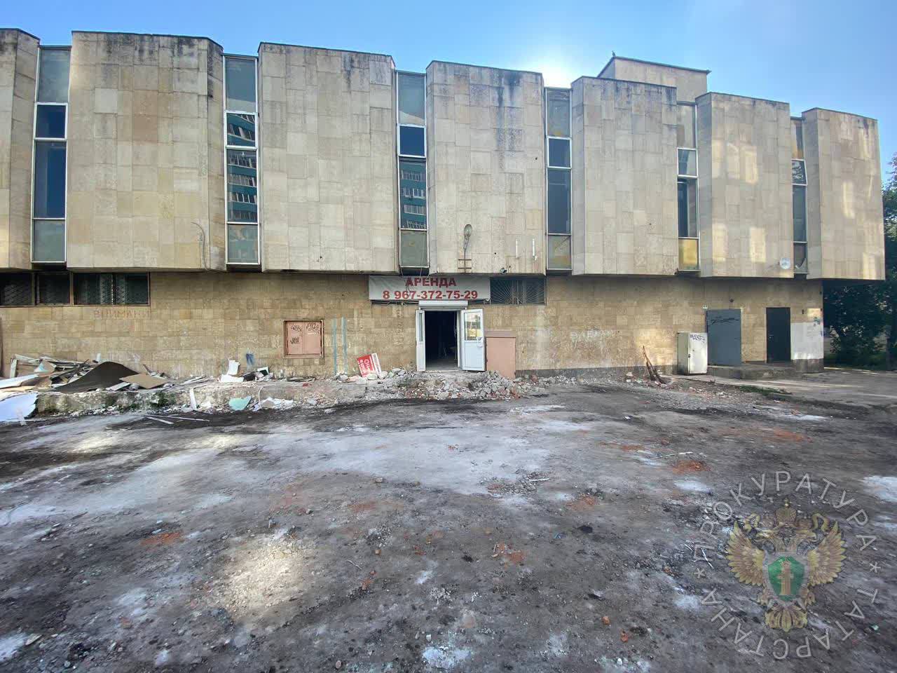 В Набережных Челнах после обрушения стены погиб мужчина