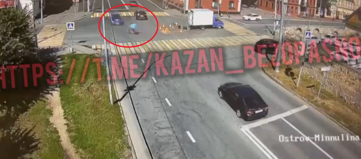 В центре Казани Hyundai на большой скорости сбил велокурьера