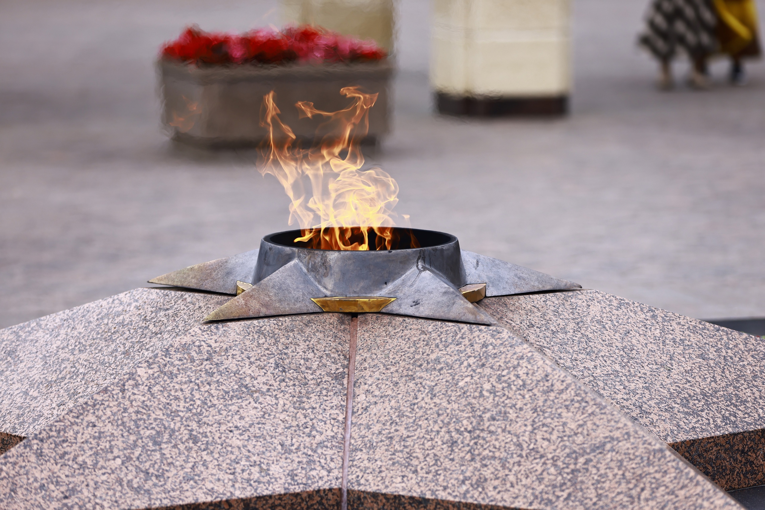 Сборщика металлолома в Казани, плавившего провода на Вечном огне, осудили