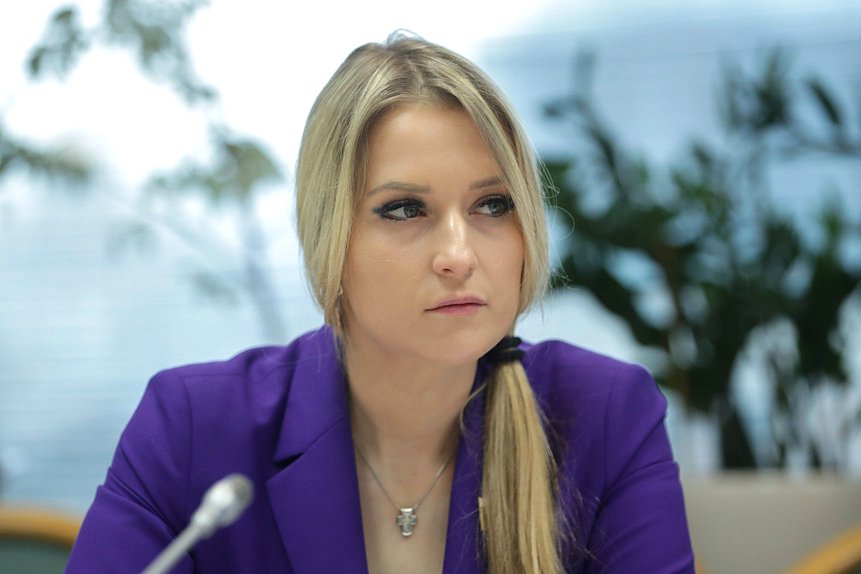 Депутат Лантратова напомнила о запрете сотовых в школах с нового учебного года