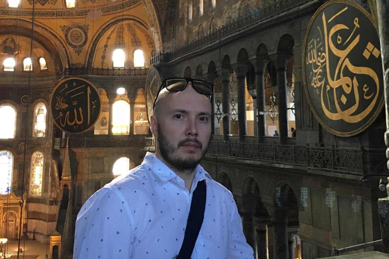 Блогера-политолога Руслана Айсина* заочно арестовали в Казани