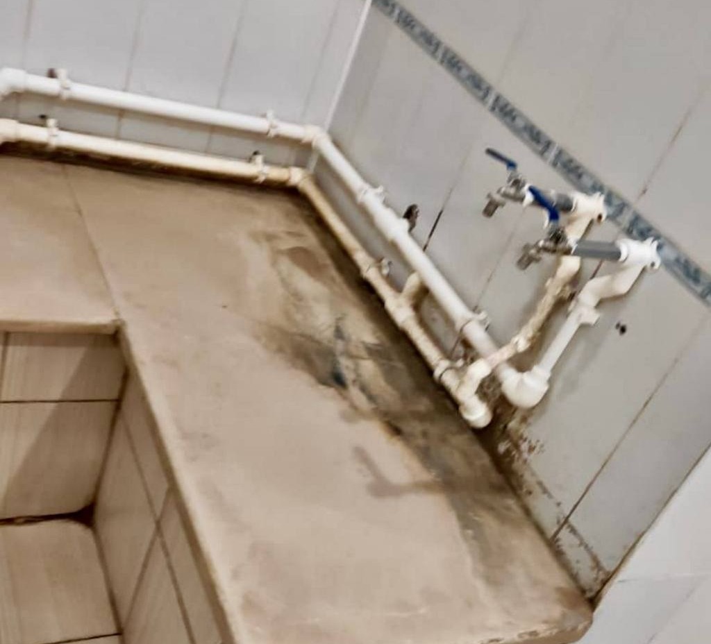 Антисанитарию и оголенные провода обнаружили в общественной бане в Татарстане