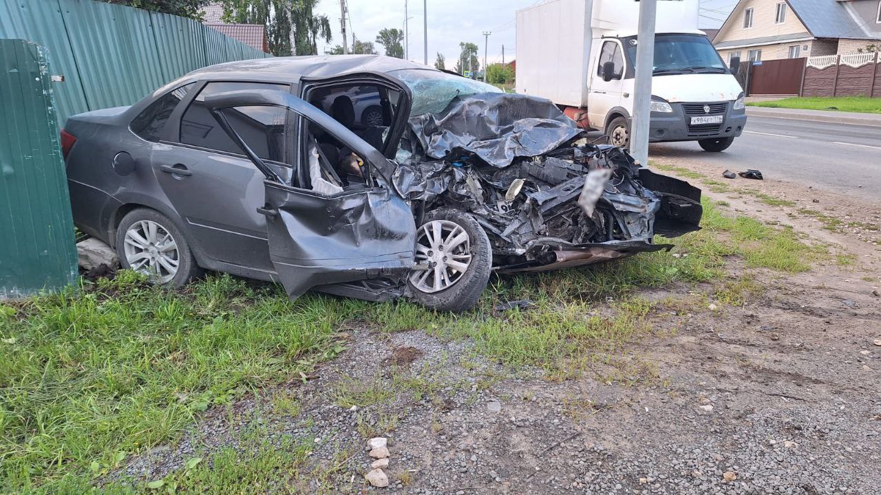 Страшная авария в казанском поселке Салмачи: погиб водитель