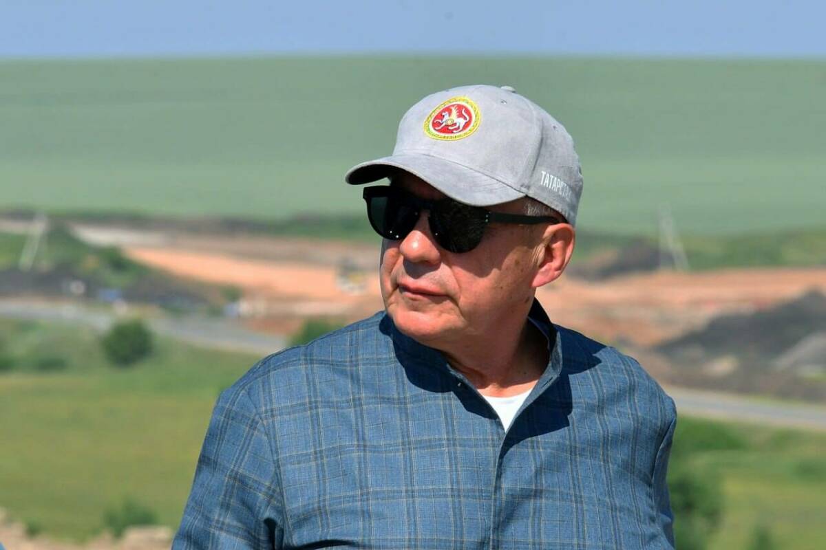 Минниханов посетил предприятия в Челнах и оценил капремонт в спортшколе