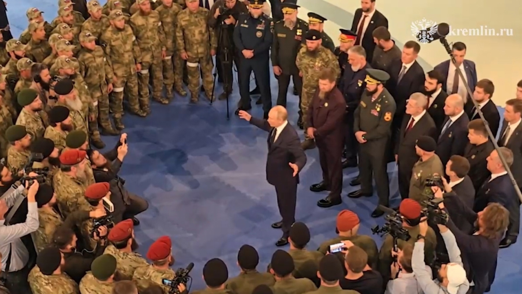 Путин в Чечне пообщался с добровольцами, которые отправятся в зону СВО