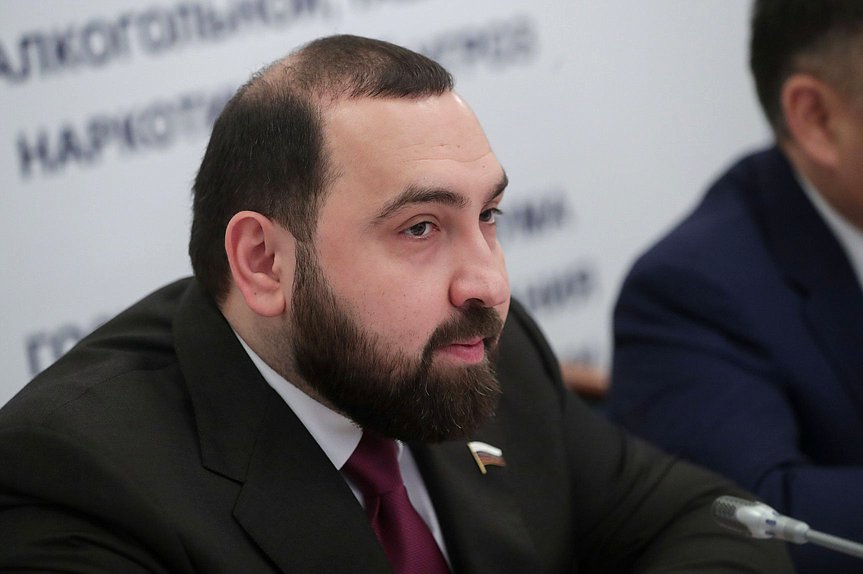 Депутат Хамзаев хочет запретить мотоциклистам обгонять авто вне полосы