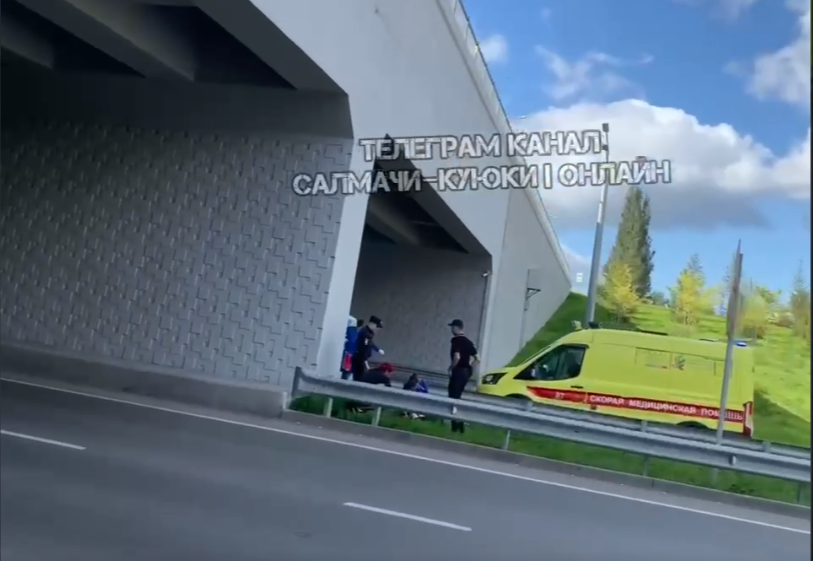 Кировская транспортная дамба. Упал с моста казань. Упал с моста казань. Мост миллениум казань. Разбитые казани у девушки.