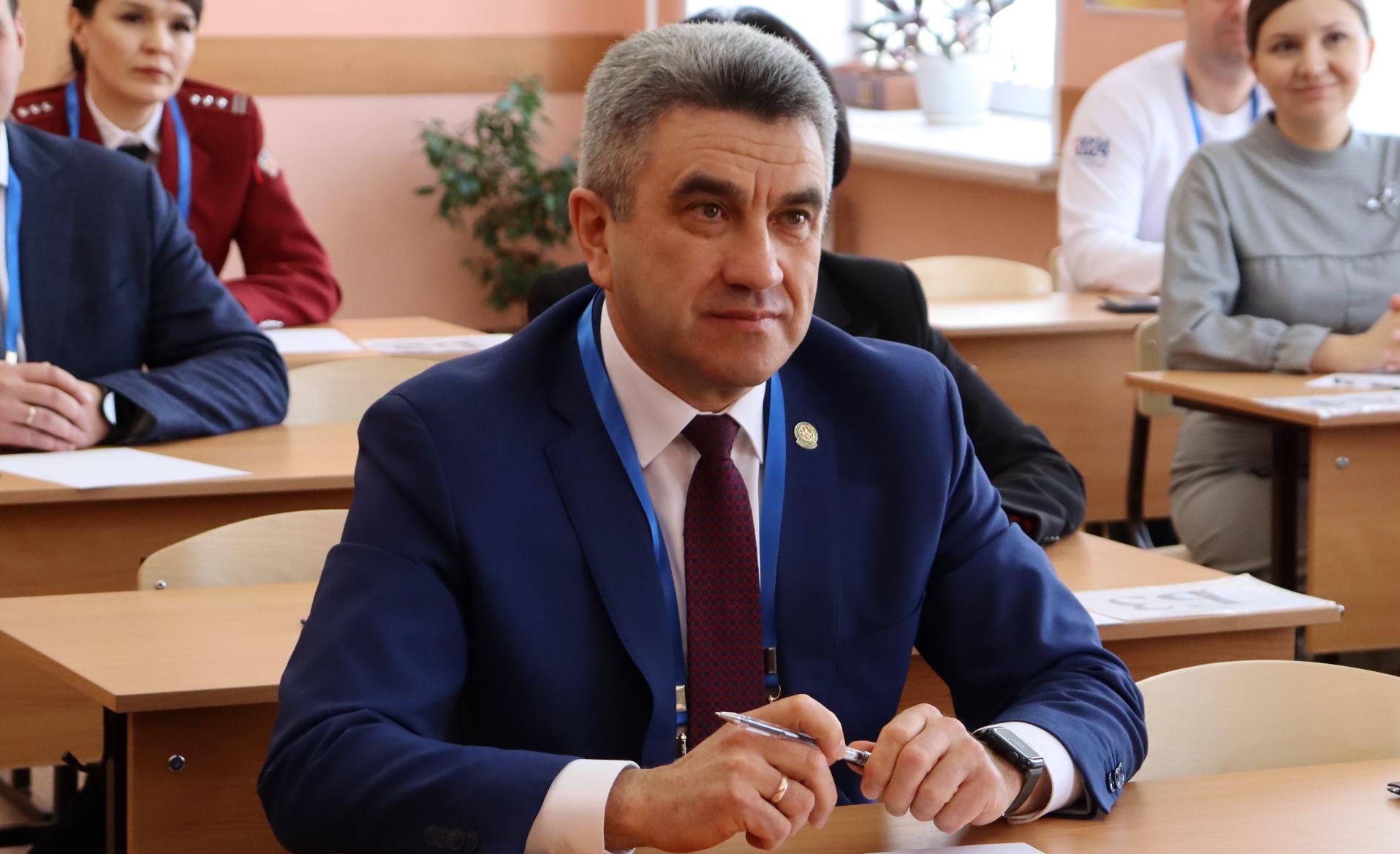 Министр Хадиуллин заявил, что ЕГЭ хотят оставить только для поступающих в вузы