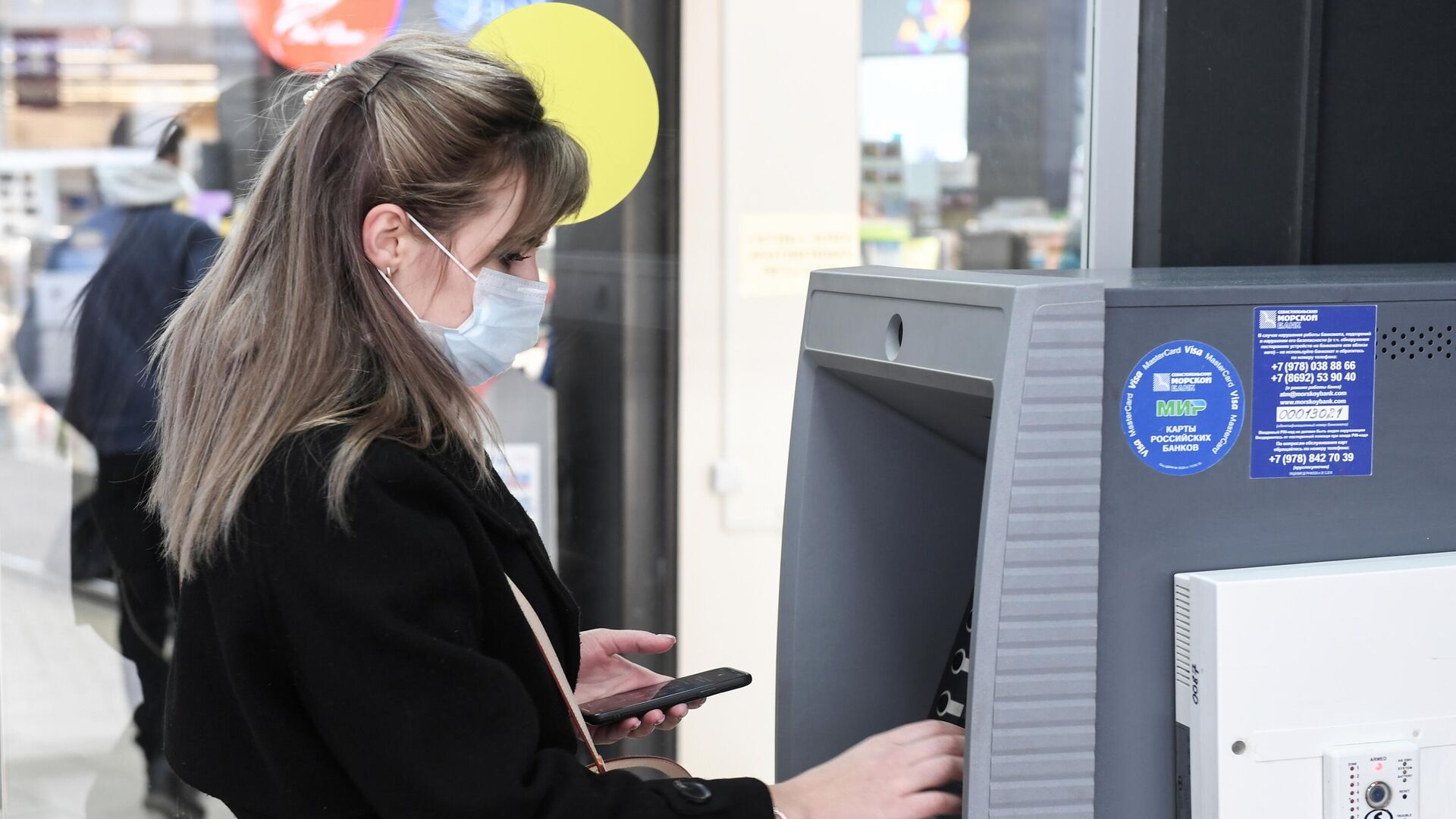 Эксперты рассказали, для чего мошенники переводят жертвам деньги