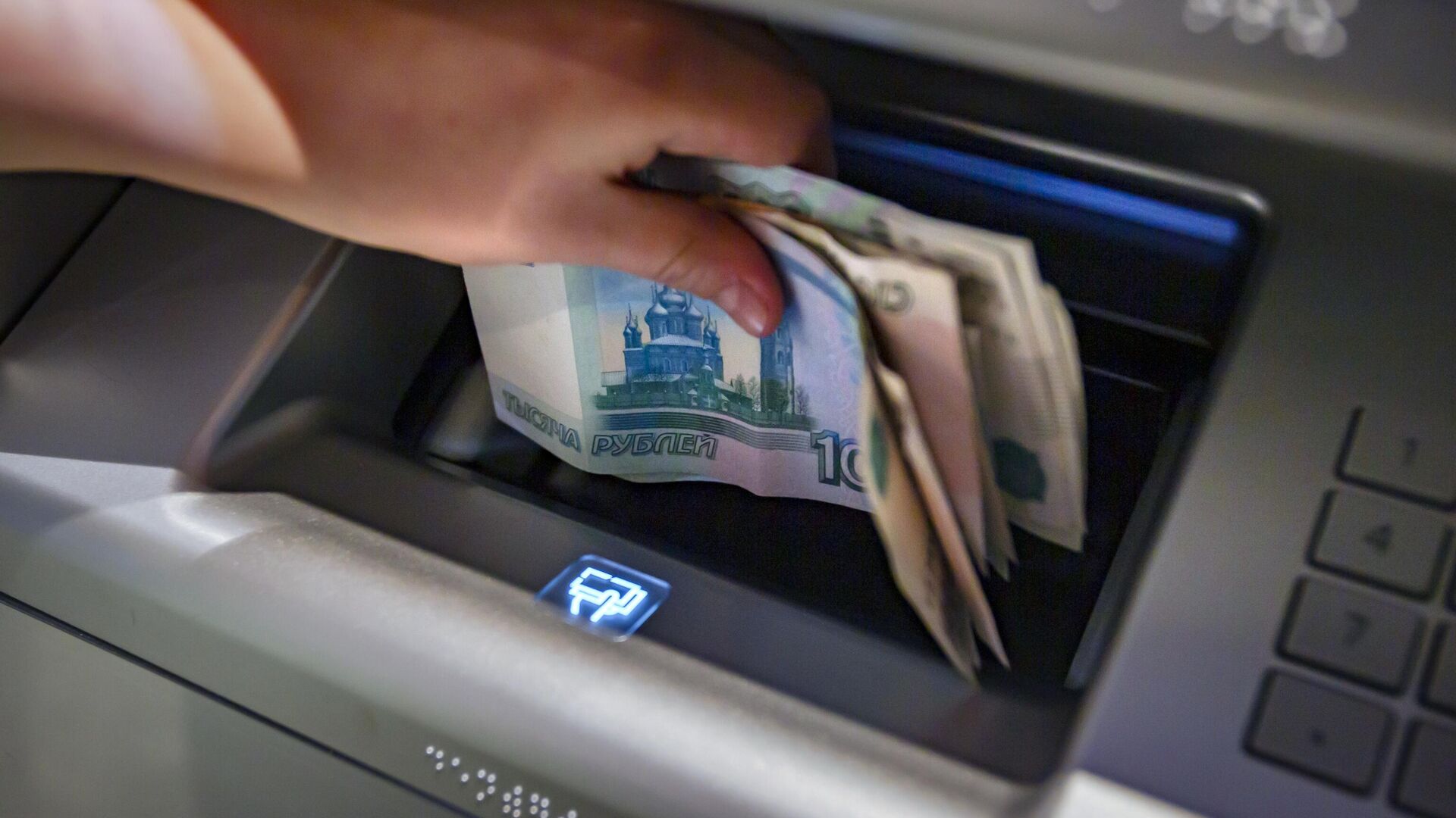 Россияне начали хранить в банках больше денег