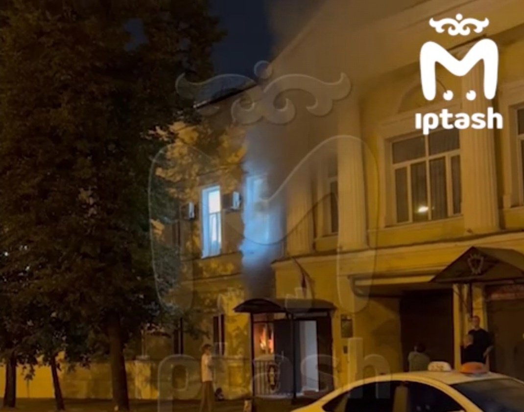 В Казани загорелось здание военного суда на Дзержинского