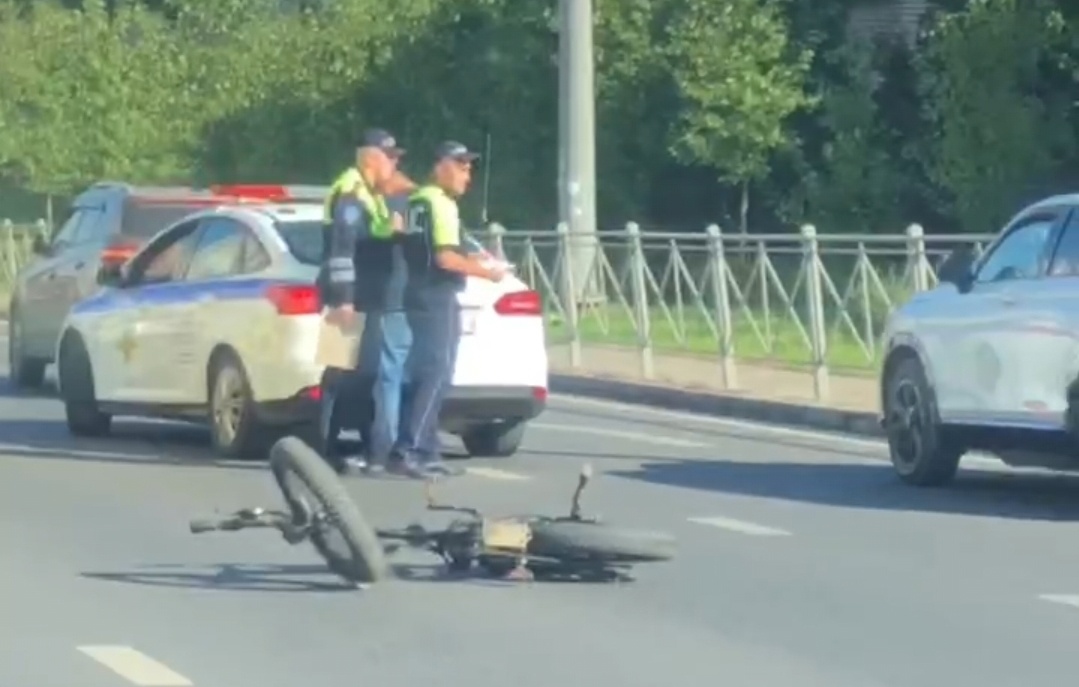 Велосипедист получил ушиб спины после ДТП на проспекте Универсиады