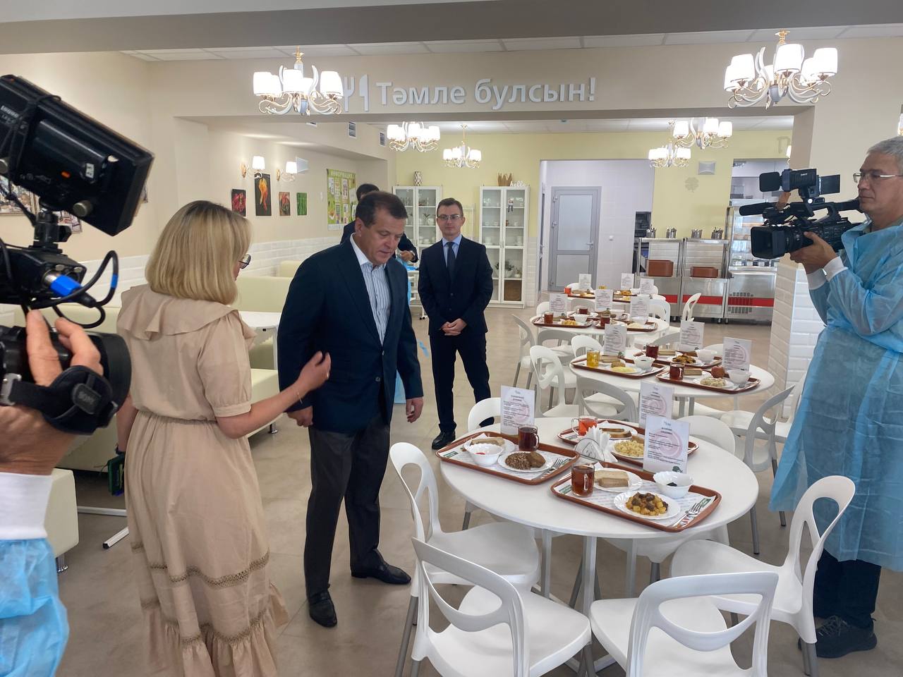 Метшин посетил обновленную столовую в казанской гимназии