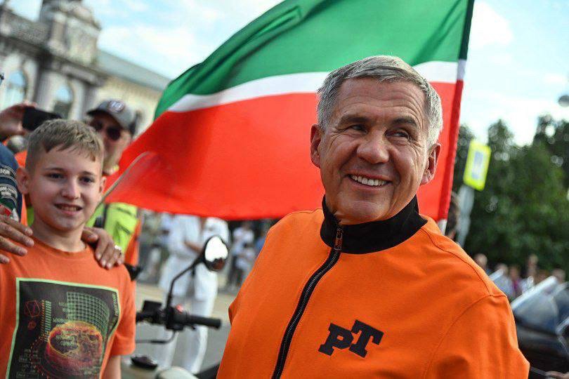 Минниханов поучаствовал в мотопробеге по центру Казани