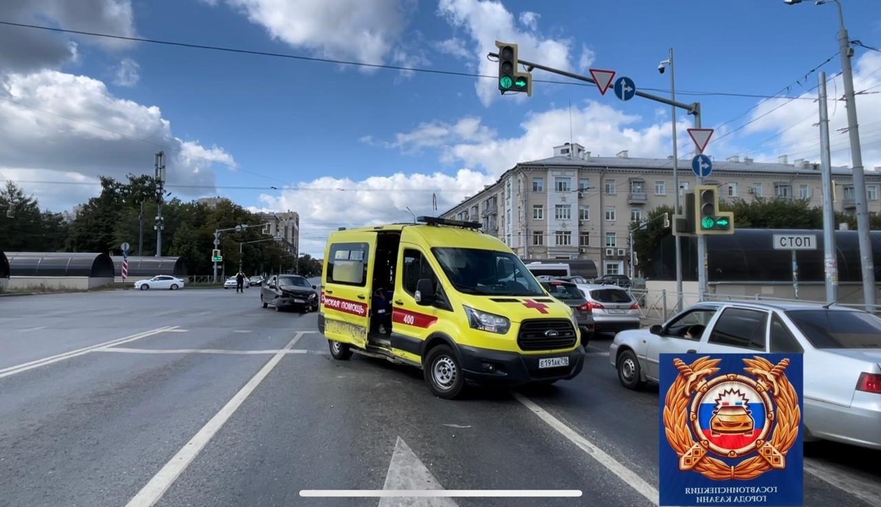 Машина скорой помощи столкнулась с легковушкой в Казани: пациент скончался