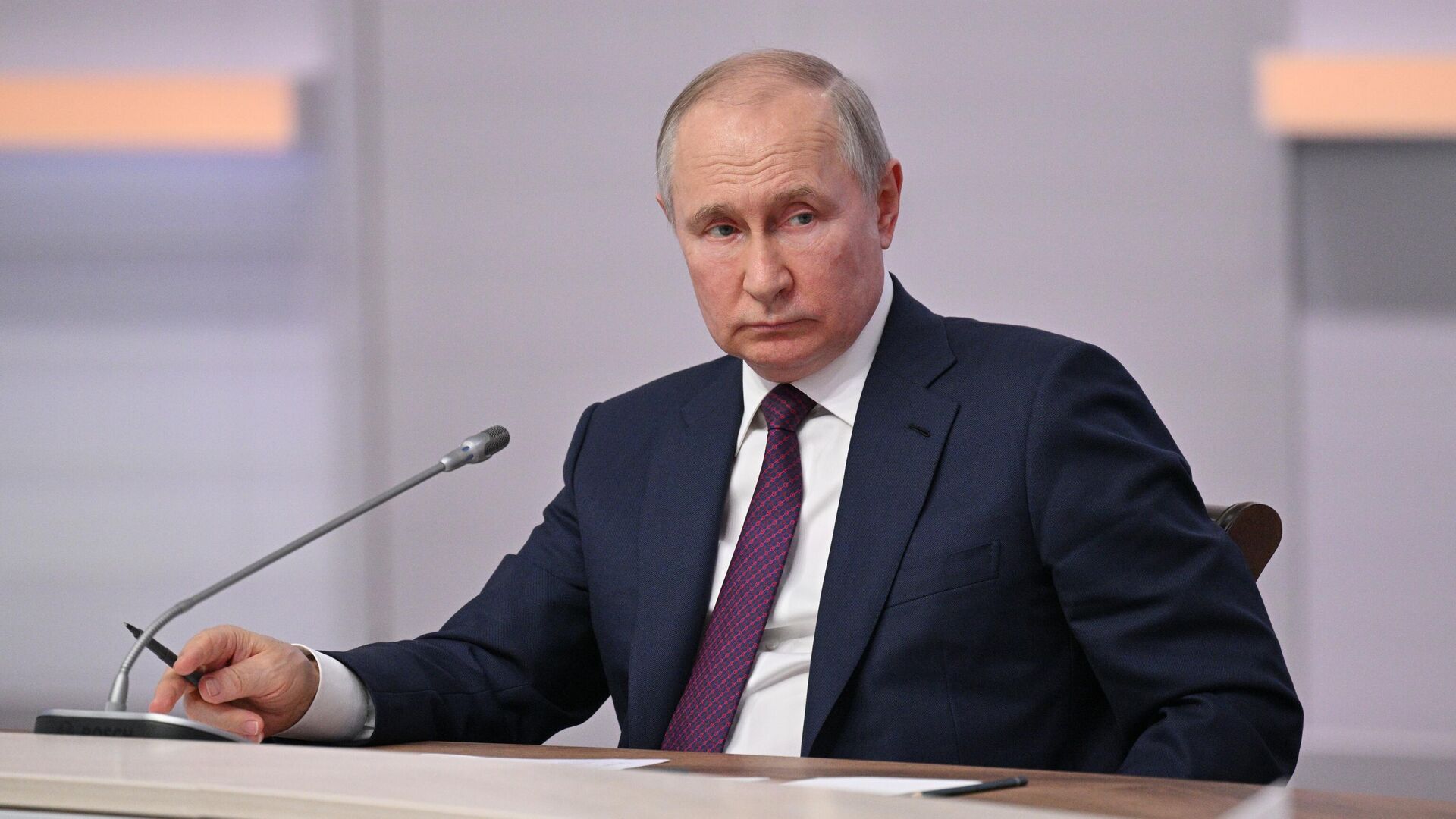 Путин заявил, что Крым достался Украине в подарок от Хрущева