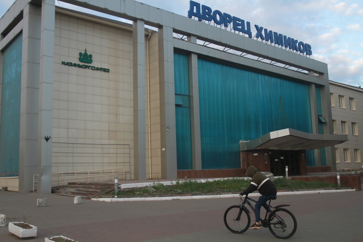 На месте парковки возле главного входа в ДК химиков появится прогулочная зона