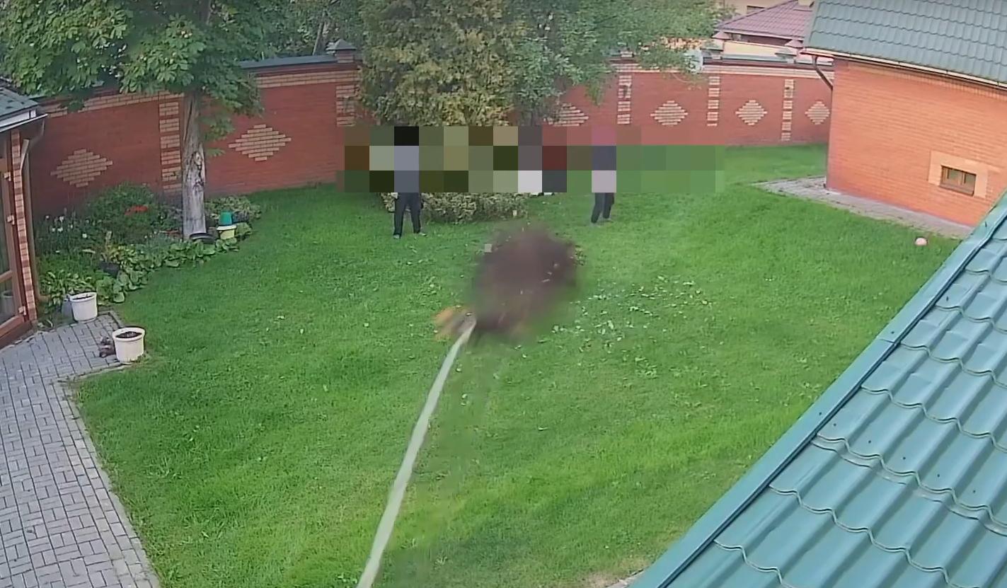 В Казани рабочий погиб после удара корнем дерева, привязанного тросом к авто