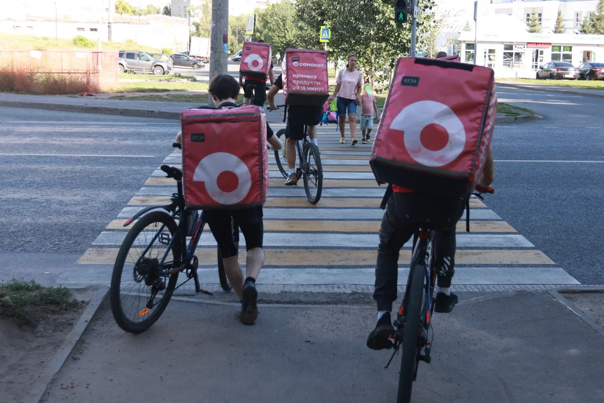 Экономист Сафонов объяснил высокие зарплаты курьеров тяжелыми условиями труда