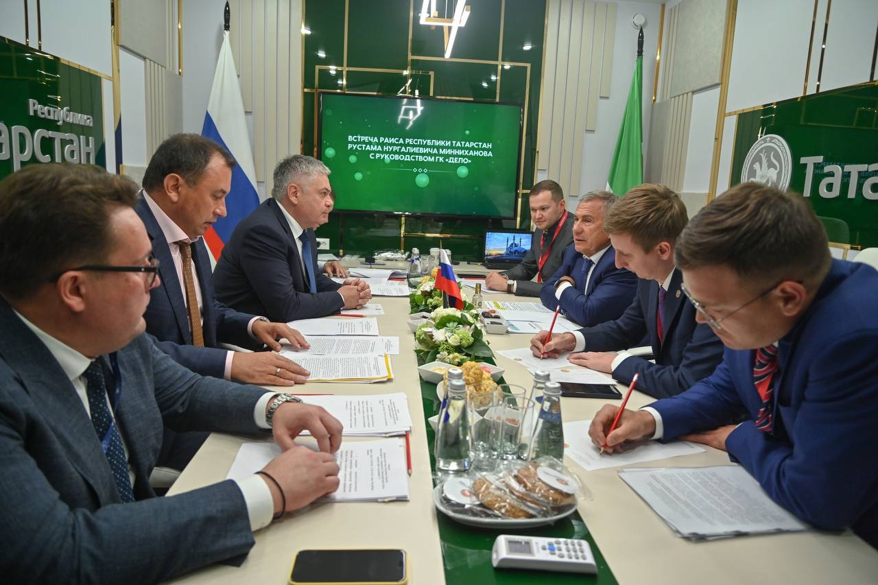 Минниханов на ВЭФ - Шишкарёву: «Мы готовы к реализации совместных проектов»
