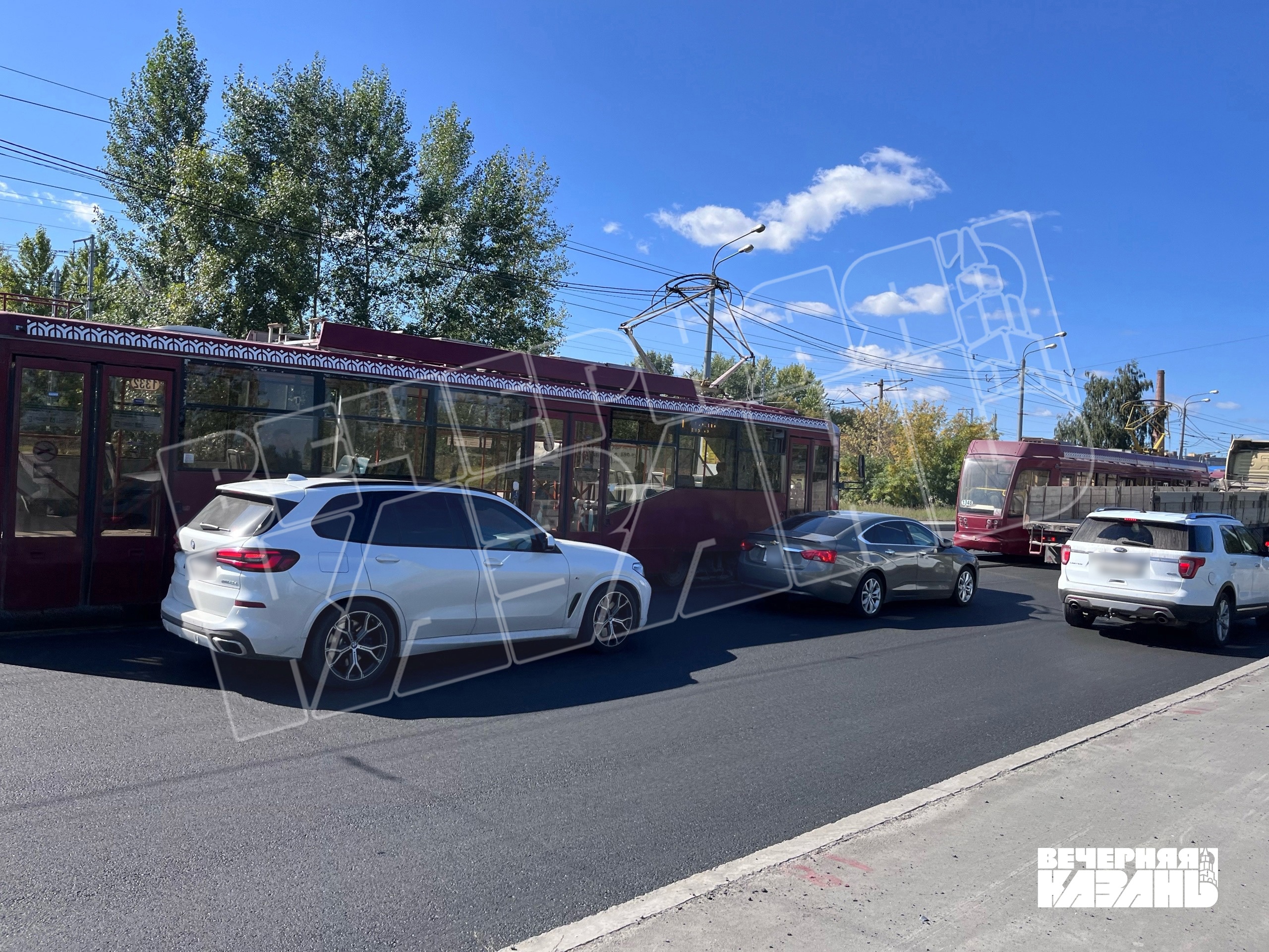 Трамваи встали у речного техникума из-за ДТП в Казани