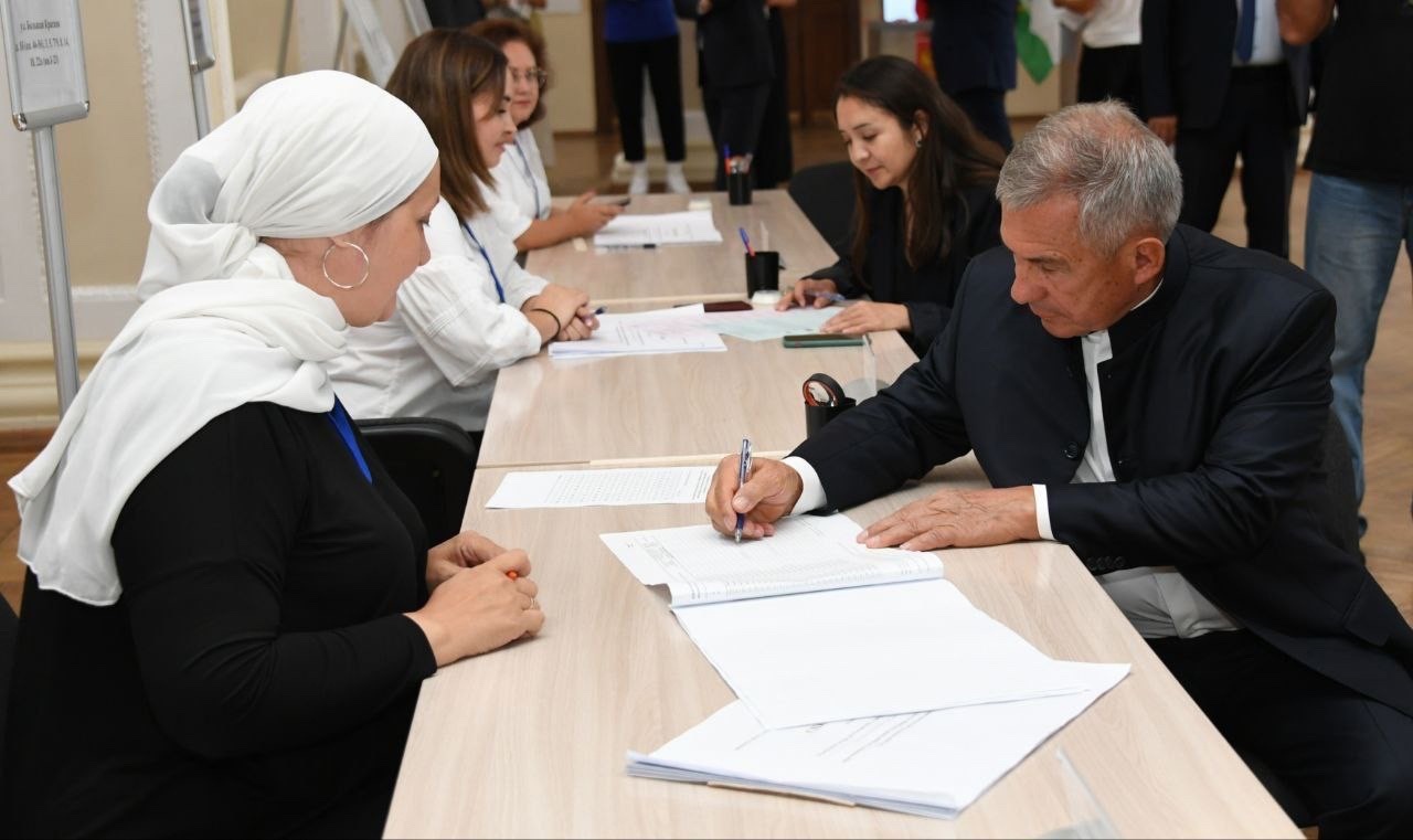 Рустам Минниханов проголосовал на выборах депутатов Госсовета