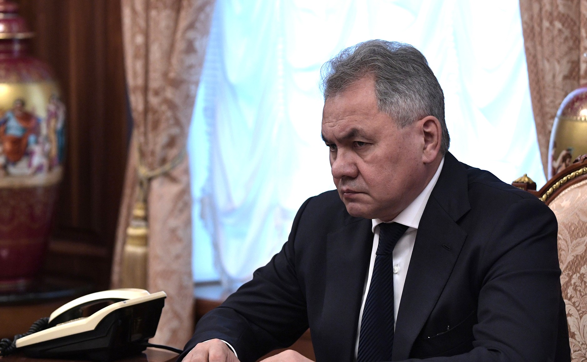 Шойгу рассказал о решении Путина прекратить атаки на энергообъекты Украины