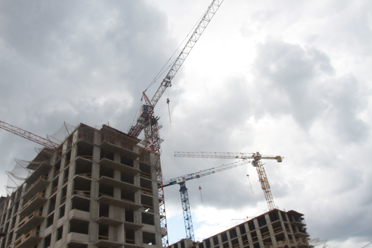 Работник упал с 13-го этажа строящегося здания в Казани: СК возбудил дело