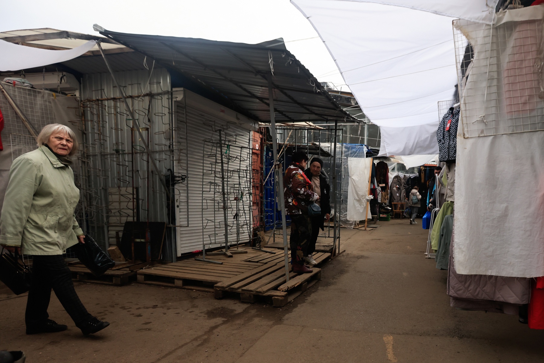 В Казани демонтируют 9 незаконно установленных торговых объектов