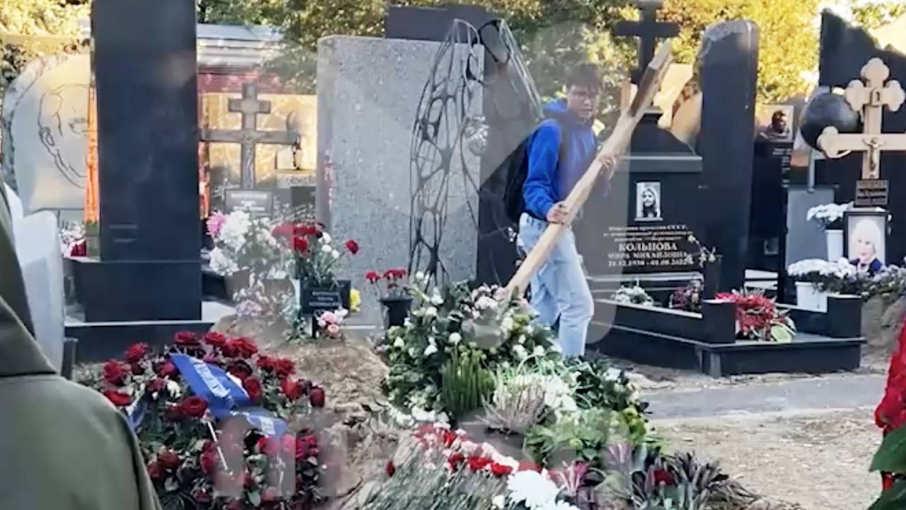 Вандал разгромил могилу Александра Маслякова