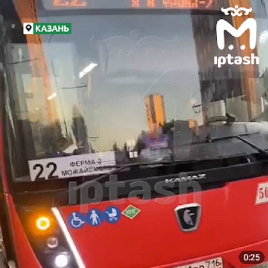 Водители казанских автобусов подрались на глазах пассажиров