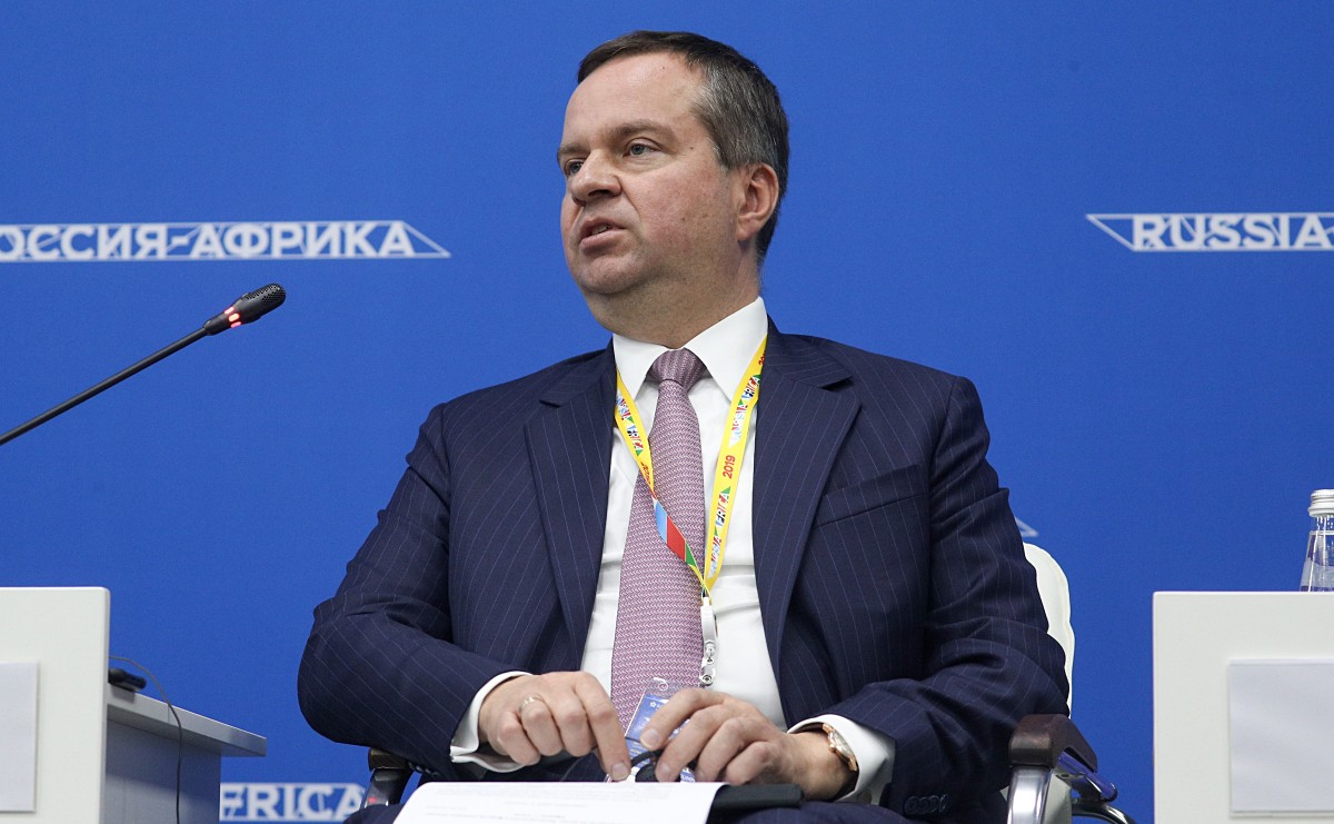 Замглавы Минфина Моисеев заявил, что ИИ лишит работы «голубых воротничков»