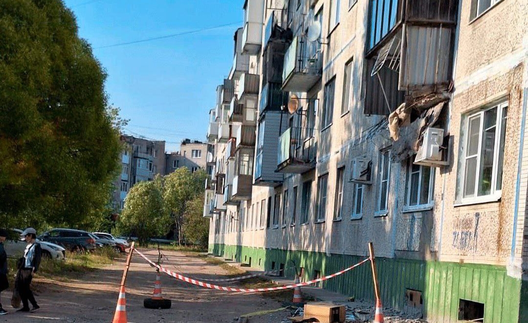 Балкон жилого дома обрушился вместе с хозяйкой в Ленинградской области