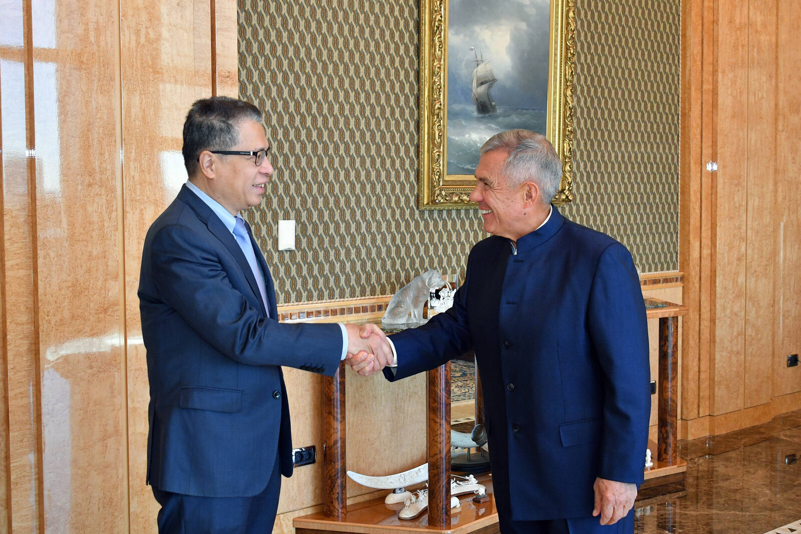 Минниханов обсудил сотрудничество с послом Вьетнама Данг Минь Кхоем