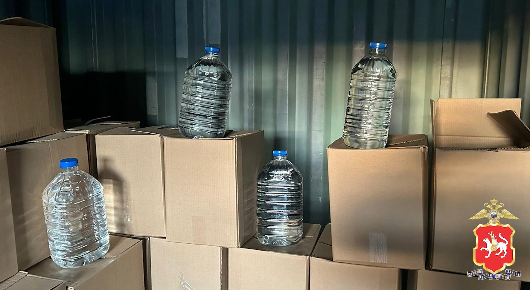 Сотни пятилитровых бутылок с фальсифицированным алкоголем изъяли в Татарстане