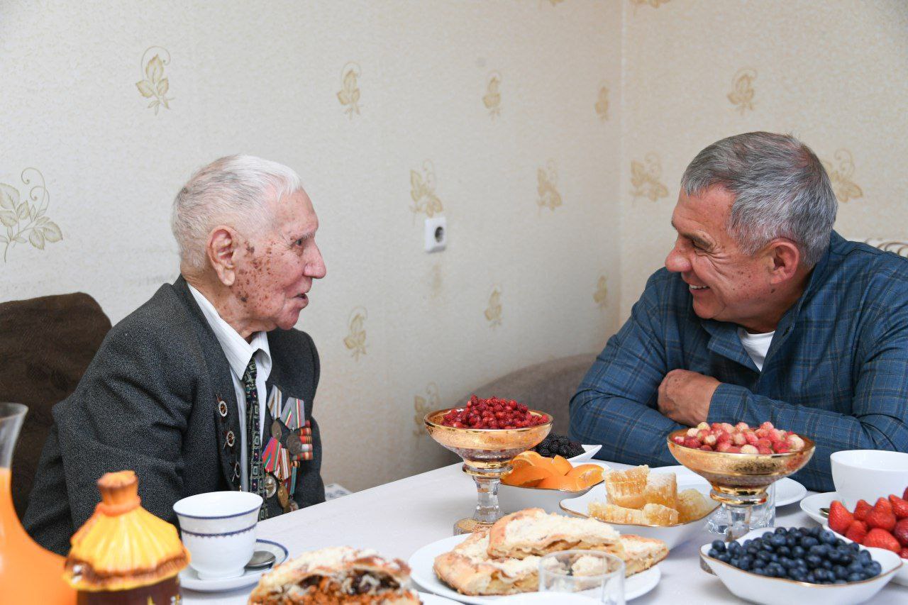 Минниханов поздравил пожилых людей с праздником