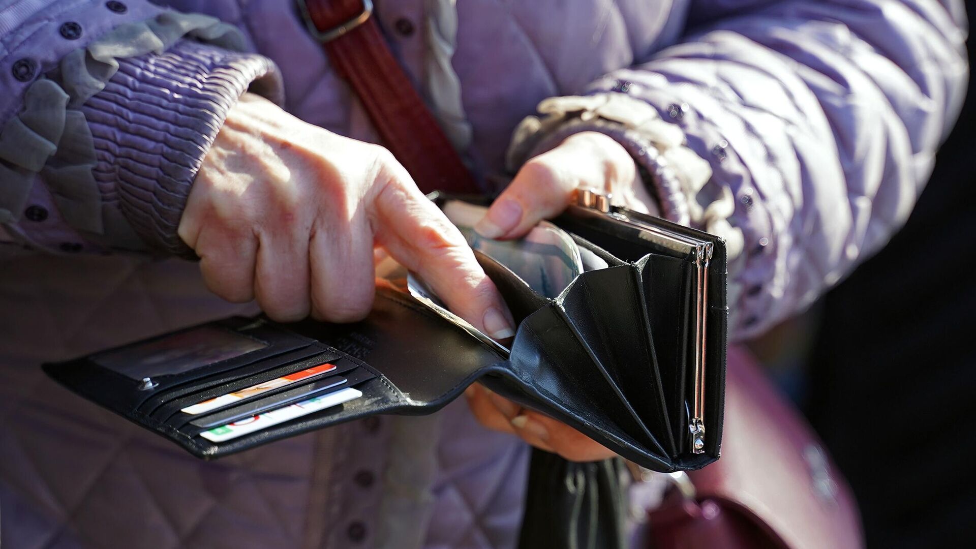 Пенсионеров защитят от обмана: Путин поддержал идею «второй руки» для переводов