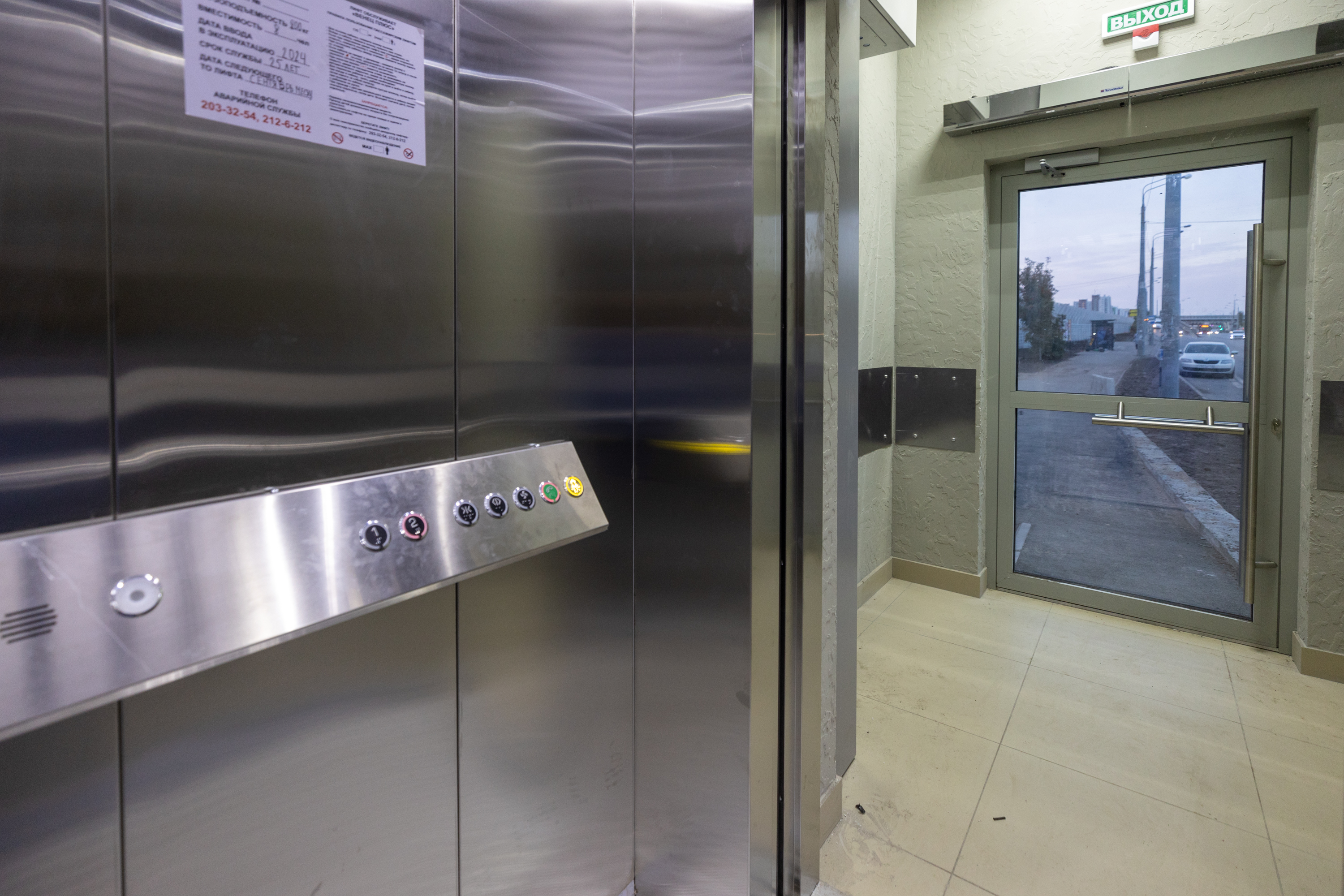 Новые лифты обустроили в надземном пешеходном переходе на проспекте Победы